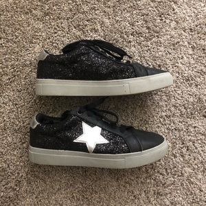 Casual Black Sneaker Shoes with Star detailing